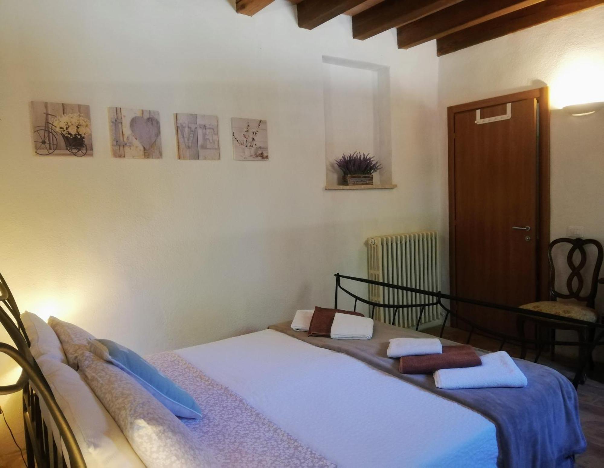 Le Ginestre Apartments Asís Habitación foto